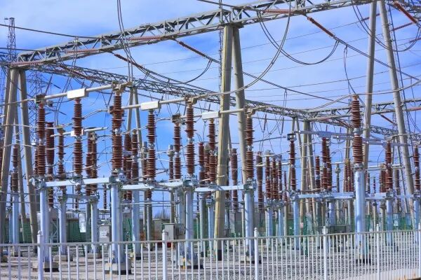 和田华能万方升压汇集站220千伏送出工程成功投运，助力区域电力保障升级